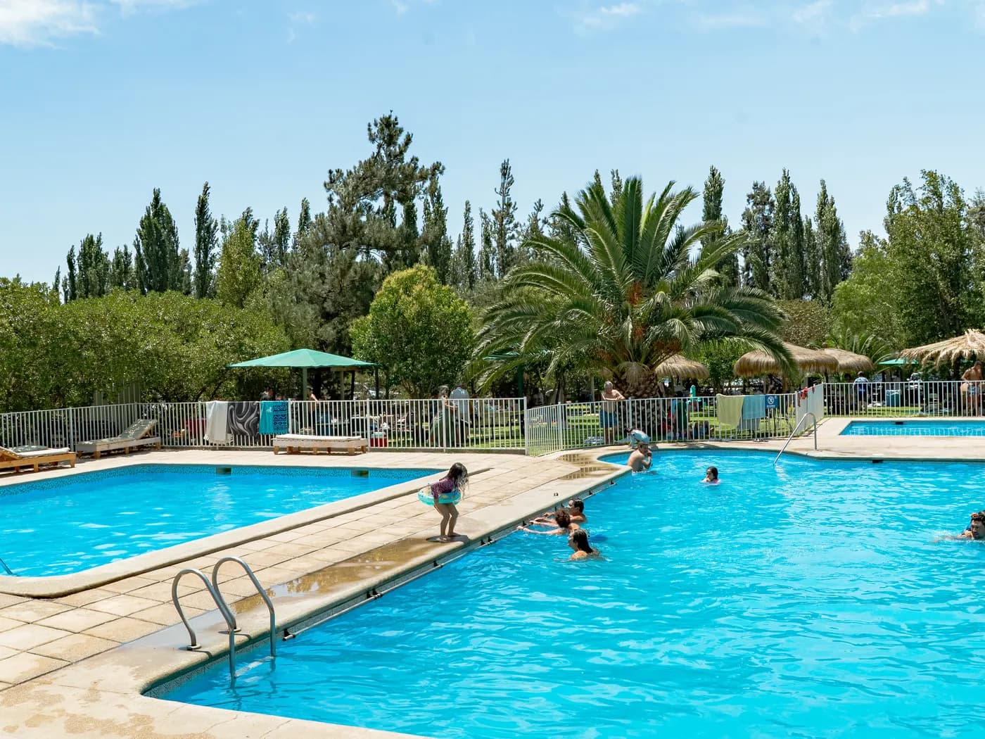 Piscina de La Granja rodeada de naturaleza